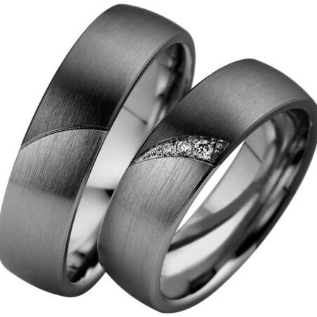 Ringe aus dunklem Metall von Nightline auf weißem Hintergrund