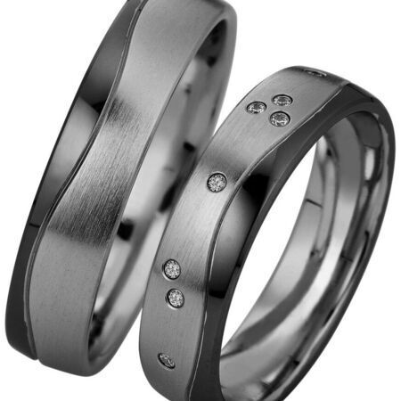 Ringe aus dunklem Metall von Nightline auf weißem Hintergrund