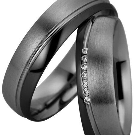 Ringe aus dunklem Metall von Nightline auf weißem Hintergrund