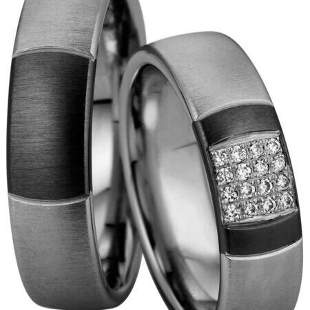 Ringe aus dunklem Metall von Nightline auf weißem Hintergrund
