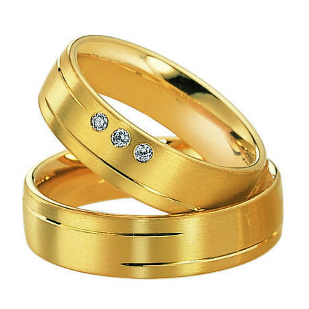 Ringe aus Gold von Eternity auf weißem Hintergrund