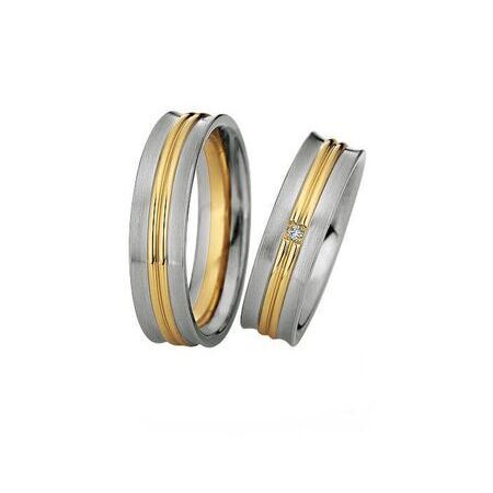 Zweifarbige Ringe aus Gold und Silber von Eternity auf weißem Hintergrund