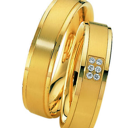Ringe aus Gold von Eternity auf weißem Hintergrund
