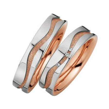 Zweifarbige Ringe aus Roségold und Silber von Eternity auf weißem Hintergrund