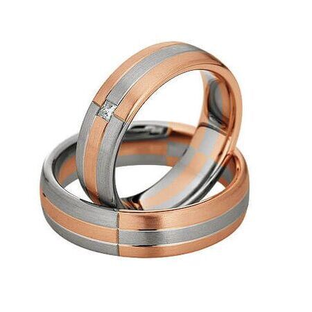Zweifarbige Ringe aus Roségold und Silber von Eternity auf weißem Hintergrund