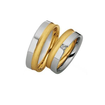 Zweifarbige Ringe aus Gold und Silber von Eternity auf weißem Hintergrund