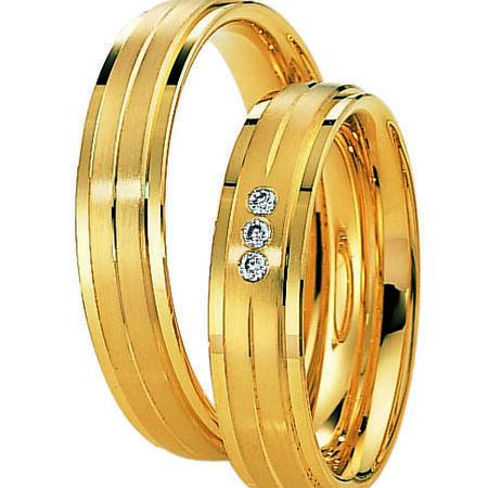 Ringe aus Gold von Eternity auf weißem Hintergrund