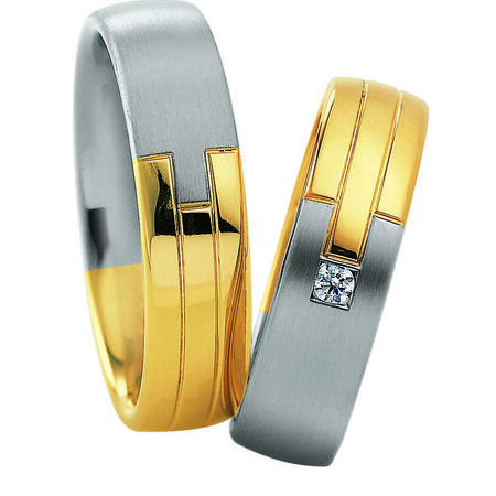 Zweifarbige Ringe aus Gold und Silber von Eternity auf weißem Hintergrund