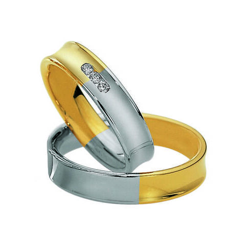Zweifarbige Ringe aus Gold und Silber von Eternity auf weißem Hintergrund