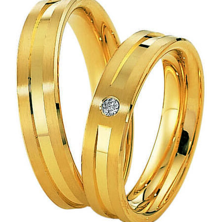 Ringe aus Gold von Eternity auf weißem Hintergrund