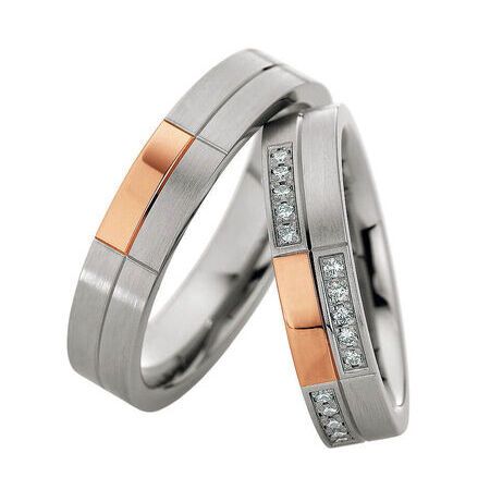 Zweifarbige Ringe aus Roségold und Silber von Eternity auf weißem Hintergrund