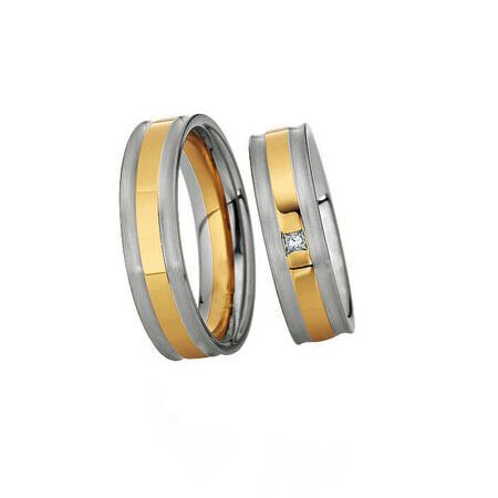 Zweifarbige Ringe aus Gold und Silber von Eternity auf weißem Hintergrund