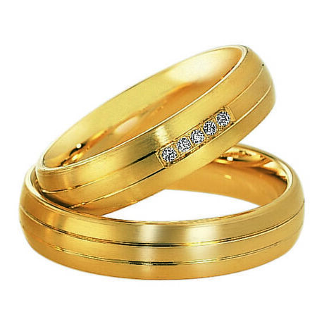 Ringe aus Gold von Eternity auf weißem Hintergrund