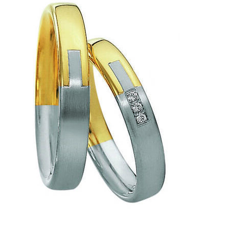 Zweifarbige Ringe aus Gold und Silber von Eternity auf weißem Hintergrund