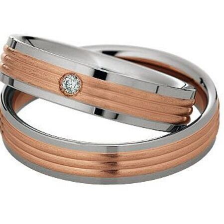 Zweifarbige Ringe aus Roségold und Silber von Eternity auf weißem Hintergrund