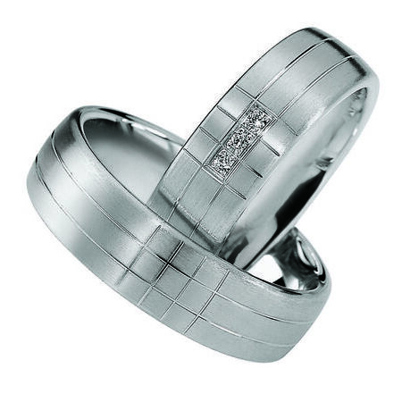 Ringe aus Silber von Eternity auf weißem Hintergrund