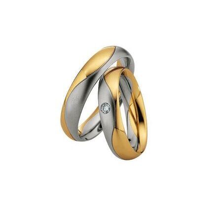 Zweifarbige Ringe aus Gold und Silber von Eternity auf weißem Hintergrund