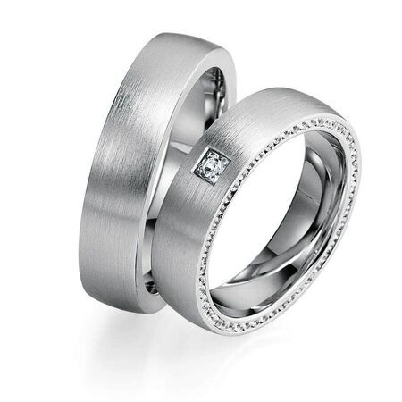 Ringe von Preciousline auf weißem Hintergrund