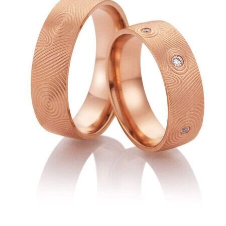 Ringe von Preciousline auf weißem Hintergrund