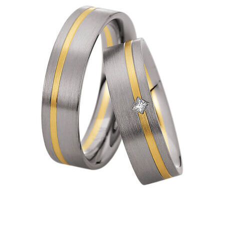 Ringe von Preciousline auf weißem Hintergrund