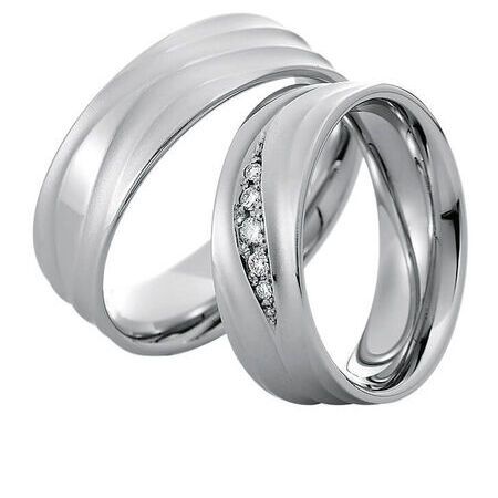 Ringe von Preciousline auf weißem Hintergrund