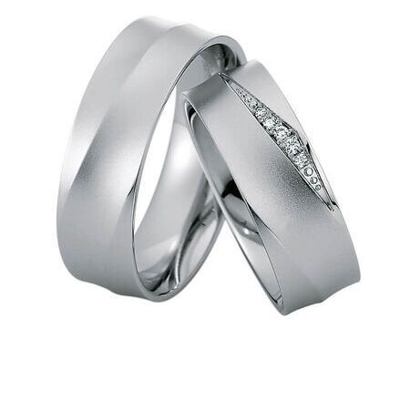 Ringe von Preciousline auf weißem Hintergrund