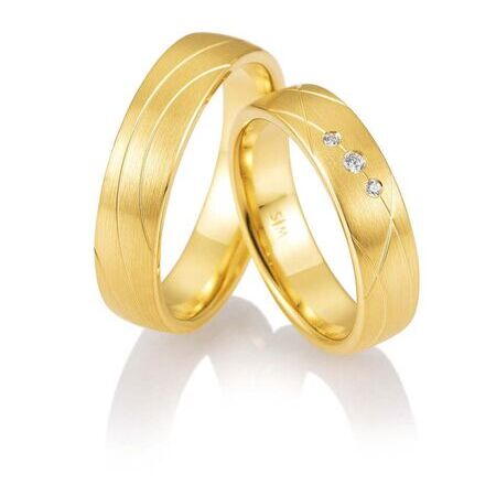 Ringe von Honeymoon Solid V auf weißem Hintergrund
