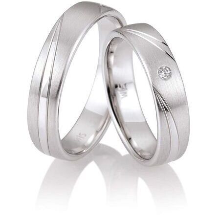 Ringe von Honeymoon Solid V auf weißem Hintergrund