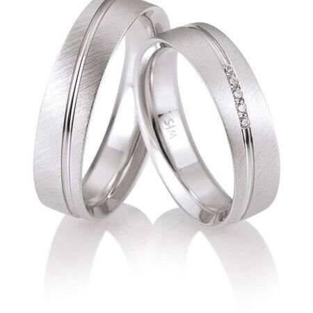 Ringe von Honeymoon Solid V auf weißem Hintergrund