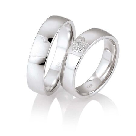 Ringe von Honeymoon Solid V auf weißem Hintergrund