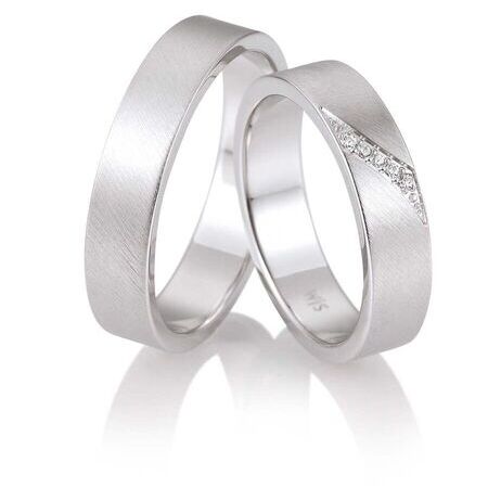 Ringe von Honeymoon Solid V auf weißem Hintergrund