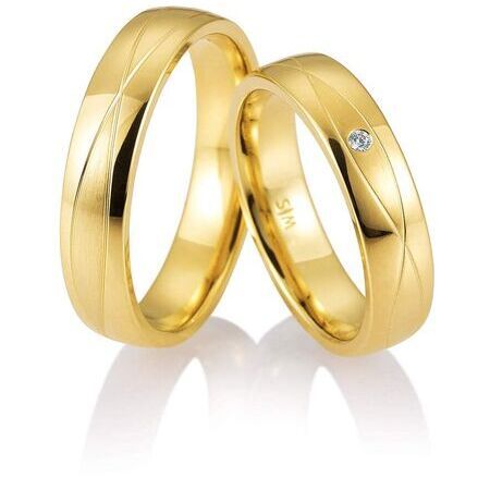 Ringe von Honeymoon Solid V auf weißem Hintergrund