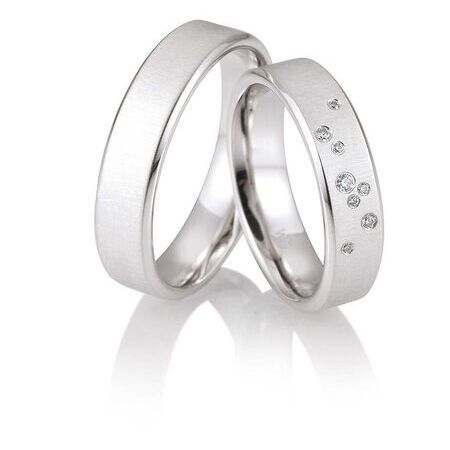 Ringe von Honeymoon Solid V auf weißem Hintergrund