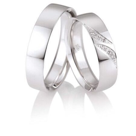 Ringe von Honeymoon Solid V auf weißem Hintergrund