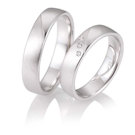 Ringe von Honeymoon Solid V auf weißem Hintergrund