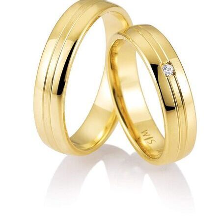 Ringe von Honeymoon Solid V auf weißem Hintergrund