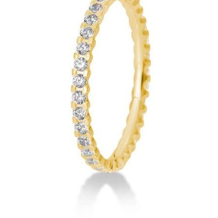 Ring von Memoire auf weißem Hintergrund