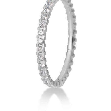 Ring von Memoire auf weißem Hintergrund