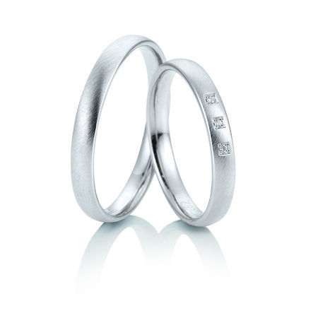 Ringe von Hello auf weißem Hintergrund