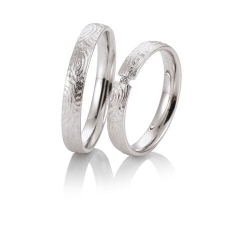 Ringe von Hello auf weißem Hintergrund