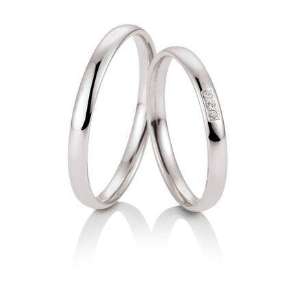 Ringe von Hello auf weißem Hintergrund
