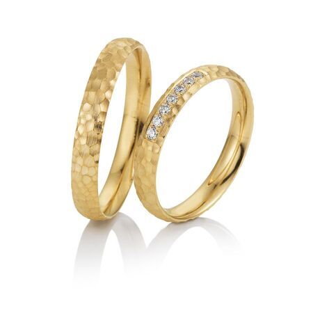 Ringe von Hello auf weißem Hintergrund