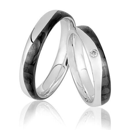 Ringe von Carbon auf weißem Hintergrund