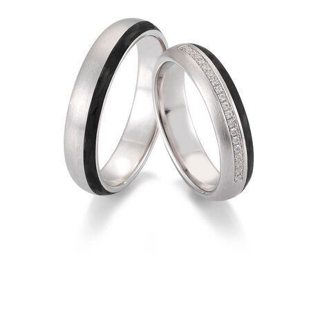 Ringe von Carbon auf weißem Hintergrund