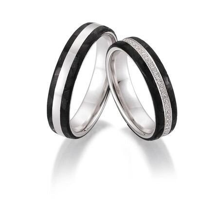 Ringe von Carbon auf weißem Hintergrund