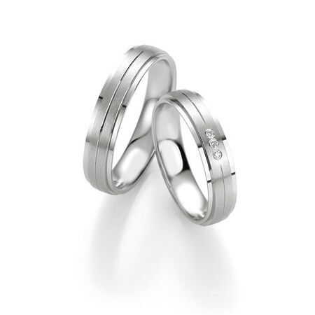 Ringe von Silver & Diamonds auf weißem Hintergrund