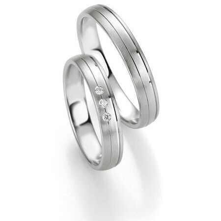 Ringe von Silver & Diamonds auf weißem Hintergrund