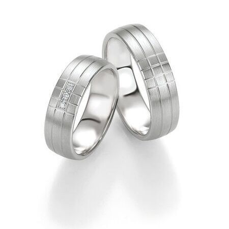 Ringe von Silver & Diamonds auf weißem Hintergrund