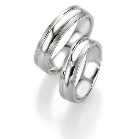 Ringe von Silver & Diamonds auf weißem Hintergrund