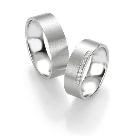 Ringe von Silver & Diamonds auf weißem Hintergrund